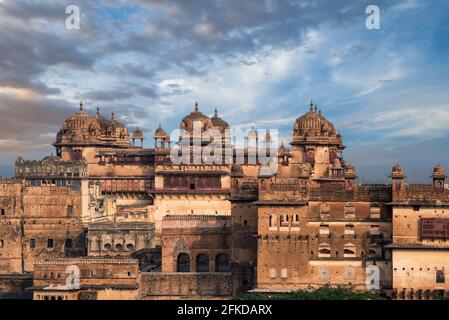 Belle photo de paysage de Jahangir Mahal, un palais de style Rajput, à Orcha, Madhya Pradesh, Inde sous ciel gris nuageux Banque D'Images