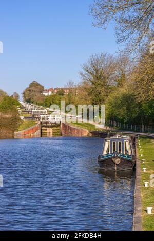 Écluses de Caen Hill - un vol à écluses près de Devozes le long du canal Kennet & Avon dans le Wiltshire au printemps 2021, Angleterre, Royaume-Uni Banque D'Images