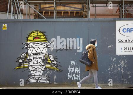 Londres, Royaume-Uni - 16 avril 2021 : une fresque de rue, dessinée par l'artiste de graffiti Nathan Bowen, sur le mur latéral d'un site de construction résidentielle à Ealing. Banque D'Images