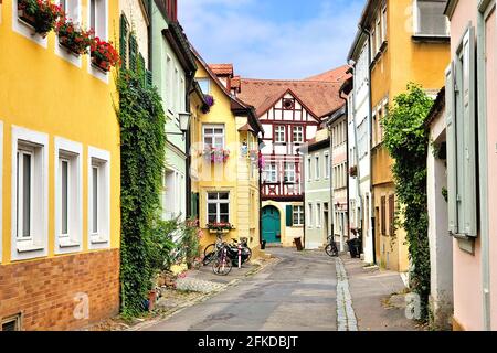 Rue colorée de bâtiments traditionnels dans la vieille ville de Bamberg, Bavière, Allemagne Banque D'Images