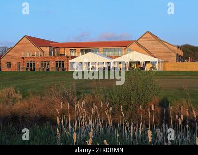 Heacham Manor Hotel, parcours de golf, Club House, terrasse, 18ème green, Danger pour l'eau, Norfolk, Angleterre, Royaume-Uni Banque D'Images