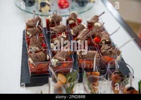 petits pains à la viande à une table de buffet. canapés. copyspace. Banque D'Images