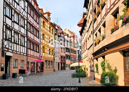Belle rue de maisons à colombages dans la vieille ville de Nuremberg, Bavière, Allemagne Banque D'Images