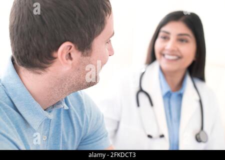 Doctor talking with patient Banque D'Images
