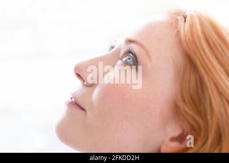 Femme avec la tête titrée Banque D'Images