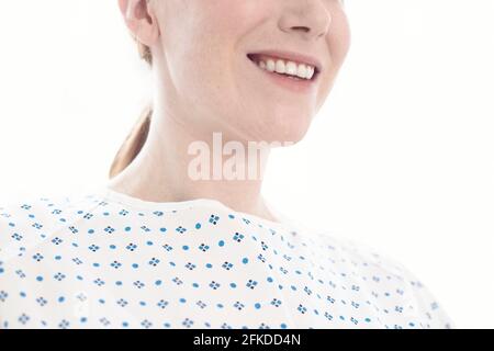 Femme en robe d'hôpital Banque D'Images