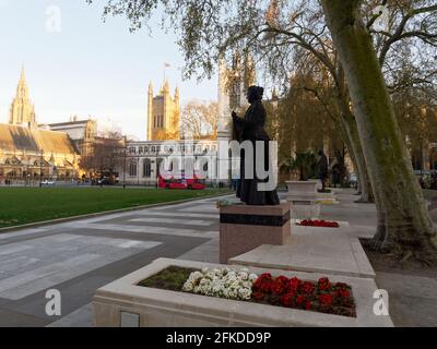 Place du Parlement avec une statue de Millicent Fawcett, suffragiste, avec l'église St Margare et les chambres du Parlement. Banque D'Images