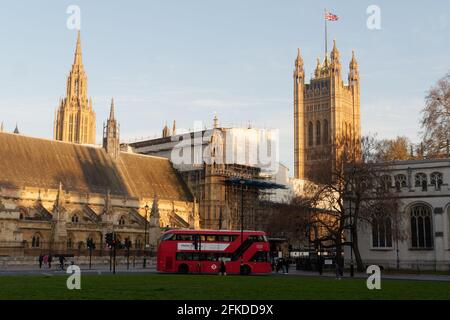 Londres, Grand Londres, Angleterre - avril 24 2021 : place du Parlement avec un bus à impériale devant les chambres du Parlement. Banque D'Images