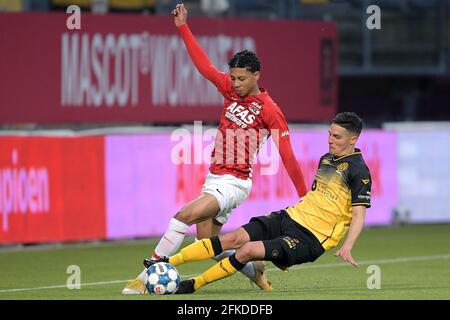 KERKRADE, PAYS-BAS - AVRIL 30 : Richonell Margaret de l'AZ U23, Stefano Marzo de Roda JC pendant le match de la division néerlandaise Keukenkampioen entre Roda JC et AZ U23 à Parkstad Limburg Stadion le 30 avril 2021 à Kerkrade, pays-Bas (photo de Gerrit van Keulen/Orange Pictures) Banque D'Images