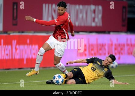 KERKRADE, PAYS-BAS - AVRIL 30 : Richonell Margaret de l'AZ U23, Stefano Marzo de Roda JC pendant le match de la division néerlandaise Keukenkampioen entre Roda JC et AZ U23 à Parkstad Limburg Stadion le 30 avril 2021 à Kerkrade, pays-Bas (photo de Gerrit van Keulen/Orange Pictures) Banque D'Images