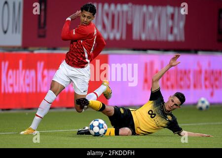 KERKRADE, PAYS-BAS - AVRIL 30 : Richonell Margaret de l'AZ U23, Stefano Marzo de Roda JC pendant le match de la division néerlandaise Keukenkampioen entre Roda JC et AZ U23 à Parkstad Limburg Stadion le 30 avril 2021 à Kerkrade, pays-Bas (photo de Gerrit van Keulen/Orange Pictures) Banque D'Images