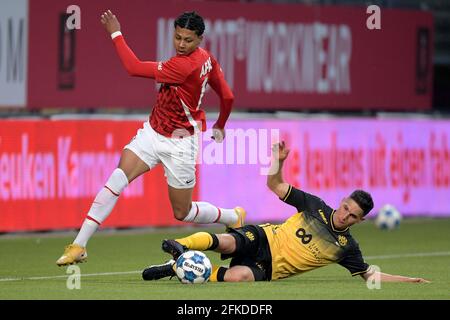 KERKRADE, PAYS-BAS - AVRIL 30 : Richonell Margaret de l'AZ U23, Stefano Marzo de Roda JC pendant le match de la division néerlandaise Keukenkampioen entre Roda JC et AZ U23 à Parkstad Limburg Stadion le 30 avril 2021 à Kerkrade, pays-Bas (photo de Gerrit van Keulen/Orange Pictures) Banque D'Images