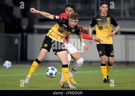 KERKRADE, PAYS-BAS - AVRIL 30 : Dylan Vente de Roda JC, Richonell Margaret de l'AZ U23 lors du match de la division néerlandaise Keukenkampioen entre Roda JC et AZ U23 à Parkstad Limburg Stadion le 30 avril 2021 à Kerkrade, pays-Bas (photo de Gerrit van Keulen/Orange Pictures) Banque D'Images