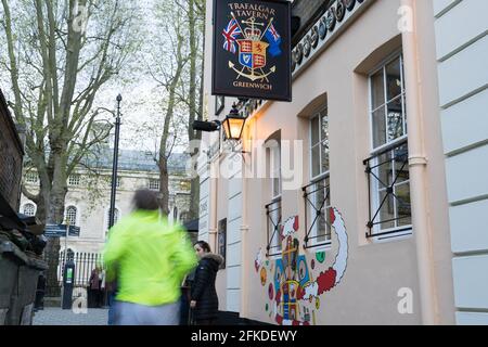 Vue extérieure de la taverne de Greenwich Trafalgar, qui ouvre ses portes au grand public pour y déguster des plats et des boissons au bord de la Tamise, dans le sud de Londres, en Angleterre Banque D'Images