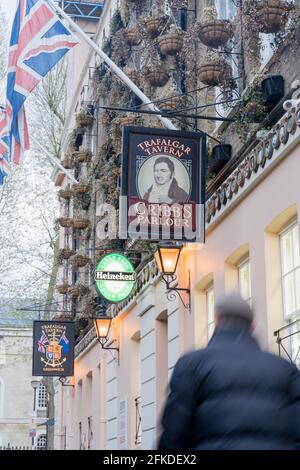 Vue extérieure de la taverne de Greenwich Trafalgar, qui ouvre ses portes au grand public pour y déguster des plats et des boissons au bord de la Tamise, dans le sud de Londres, en Angleterre Banque D'Images