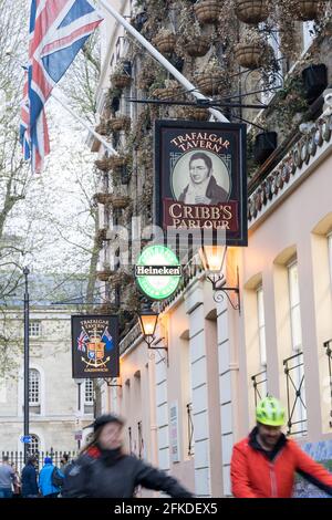 Vue extérieure de la taverne de Greenwich Trafalgar, qui ouvre ses portes au grand public pour y déguster des plats et des boissons au bord de la Tamise, dans le sud de Londres, en Angleterre Banque D'Images