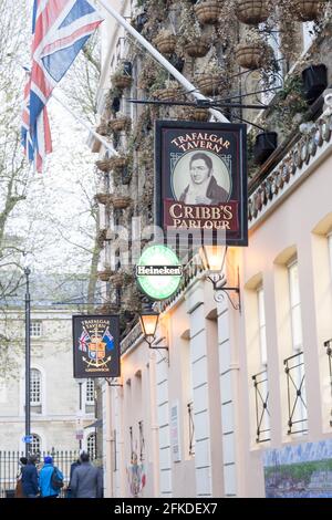 Vue extérieure de la taverne de Greenwich Trafalgar, qui ouvre ses portes au grand public pour y déguster des plats et des boissons au bord de la Tamise, dans le sud de Londres, en Angleterre Banque D'Images