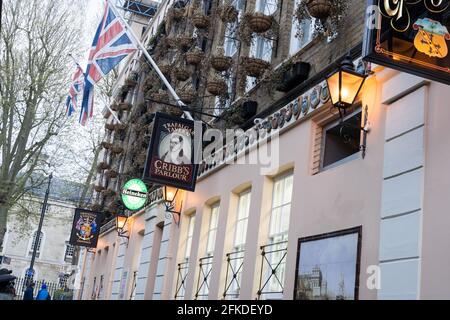 Vue extérieure de la taverne de Greenwich Trafalgar, qui ouvre ses portes au grand public pour y déguster des plats et des boissons au bord de la Tamise, dans le sud de Londres, en Angleterre Banque D'Images