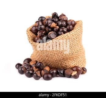 Graines de guarana en sachet, isolées sur fond blanc. Supplément alimentaire guarana, source de caféine pour boissons énergétiques. Banque D'Images