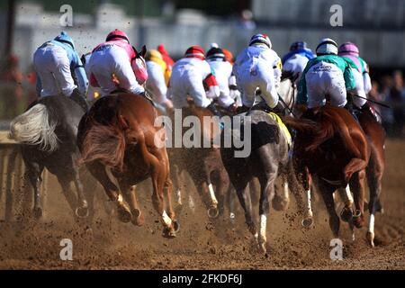 Louisville, États-Unis. 30 avril 2021. Des chevaux et des jockeys se sont mis à la première étape de la 147e course des Kentucky Oaks à Churchill Downs le vendredi 30 avril 2021 à Louisville, Kentucky. Photo de John Sommers II/UPI crédit: UPI/Alay Live News Banque D'Images