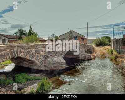 Trois pèlerins sur la Puente de la Molinera, un pont romain en route vers Saint-Jacques-de-Compostelle à l'entrée d'Astorga, Espagne, le 16 juillet 2010 Banque D'Images