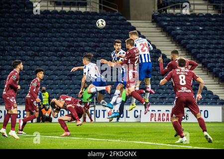 Porto, Portugal. 30 avril 2021. Après le coin pendant le match de la Ligue des hommes entre le FC Porto et le FC Famalicao au stade Dragao à Porto, Portugal, le 30 avril 2021 crédit: SPP Sport Press photo. /Alamy Live News Banque D'Images