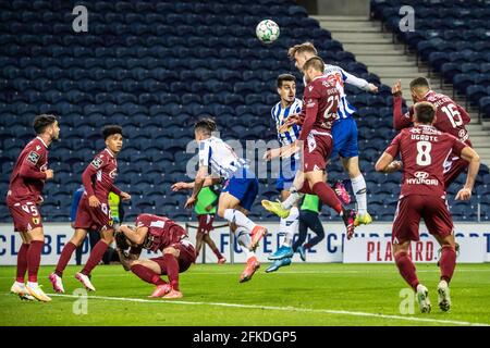 Porto, Portugal. 30 avril 2021. Après le coin pendant le match de la Ligue des hommes entre le FC Porto et le FC Famalicao au stade Dragao à Porto, Portugal, le 30 avril 2021 crédit: SPP Sport Press photo. /Alamy Live News Banque D'Images