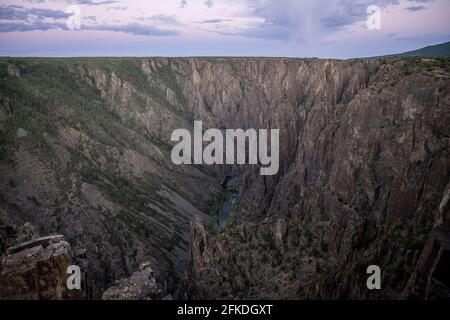 Les parois du Canyon se trouvent dans le fond de la vallée de Black Canyon De la Gunnison Banque D'Images