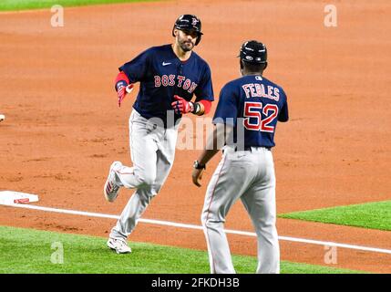 30 avril 2021 : Le joueur de football de Boston Red Sox, J.D. Martinez #28, arrondit la troisième base et claque les mains avec l'entraîneur de la troisième base de Boston Red Sox, Carlos Febles #52, après que Martinez a fait une course à domicile de 3 dans le top du premier repas lors d'un match MLB entre le Boston Red Sox et le Texas Rangers au Globe Life Field à Arlington, TX Albert Pena/CSM Banque D'Images