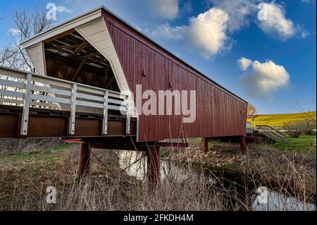 Célèbre pont couvert de cèdre du comté de Madison magnifiquement photographié. Rendu célèbre par le livre et le film « Bridges of Madison County ». Banque D'Images