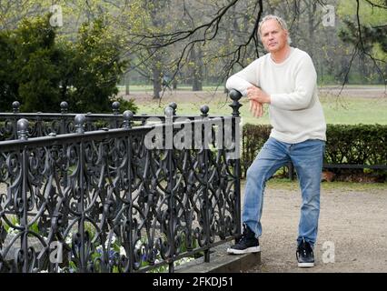 Berlin, Allemagne. 29 avril 2021. Acteur Uwe Ochsenknecht lors d'une promenade dans le Tiergarten. L'épisode 5 de la série de longs métrages de l'ARD 'Die Drei von der Müllabfuhr' peut être vu le 7 mai sur le diffuseur public allemand Ersten. (Vers dpa : séquence 'man' ? Uwe Ochsenknecht parle de plans") Credit: Jens Kalaene/dpa-Zentralbild/dpa/Alay Live News Banque D'Images