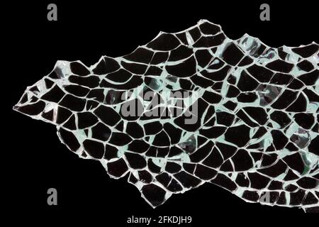 Gros plan de verre brisé (verre trempé brisé) sur fond noir Banque D'Images