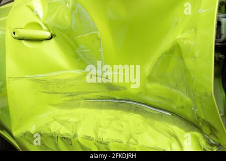 Fermé jusqu'fond de couleur vert endommagé porte de voiture qui a causé d'un accident Banque D'Images