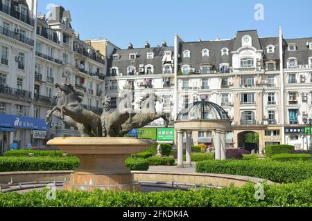 Tianducheng en Chine, bâtiments de style parisien et paysage conçu pour reproduire la ville française dans une banlieue de Hangzhou, province de Zhejiang.Mai 2021 Banque D'Images