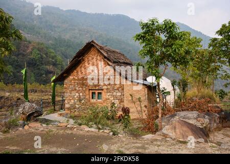 Magnifique cottage en pierre avec toit de chaume. Un séjour à la maison idéal avec la beauté pittoresque sur la rive de la rivière située à Todey, kalimpong. Banque D'Images