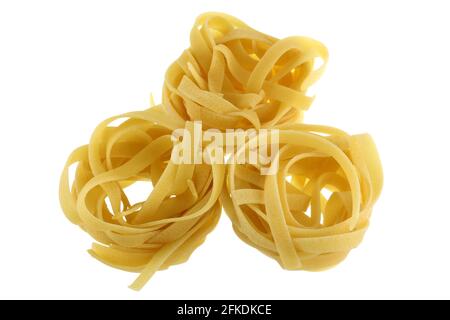 Un ensemble de nids de Fettuccine est isolé sur fond blanc Banque D'Images