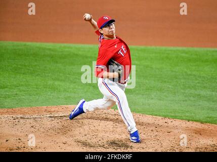 30 avril 2021: Le lanceur de secours des Texas Rangers Hyeon-jong Yang #36 emplacements en haut du quatrième repas lors d'un match MLB entre le Boston Red Sox et les Texas Rangers au Globe Life Field à Arlington, TX Boston a battu le Texas 6-1 Albert Pena/CSM Banque D'Images