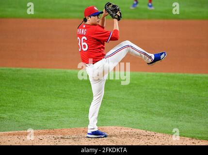 30 avril 2021: Le lanceur de secours des Texas Rangers Hyeon-jong Yang #36 emplacements en haut du quatrième repas lors d'un match MLB entre le Boston Red Sox et les Texas Rangers au Globe Life Field à Arlington, TX Boston a battu le Texas 6-1 Albert Pena/CSM Banque D'Images