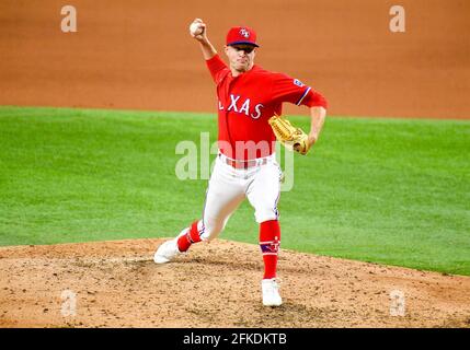 30 avril 2021: Le lanceur de secours des Texas Rangers Brett de Geus #56 vient en secours lors d'un match de MLB entre le Boston Red Sox et les Texas Rangers au Globe Life Field à Arlington, TX Boston a battu le Texas 6-1 Albert Pena/CSM Banque D'Images