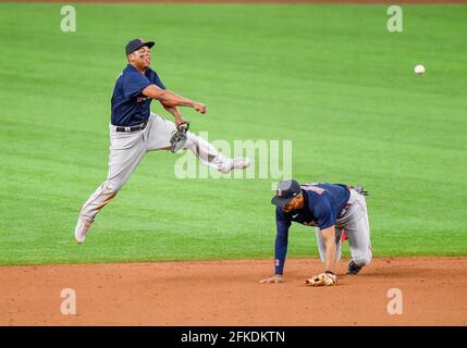 30 avril 2021 : Boston Red Sox troisième baseman Rafael Devers #11 jette sur Boston Red Sox shortstop Xander Bogaerts #2 vers la première base pour une sortie lors d'un match MLB entre le Boston Red Sox et les Texas Rangers à Globe Life Field à Arlington, TX Boston a battu Texas 6-1 Albert Pena/CSM Banque D'Images