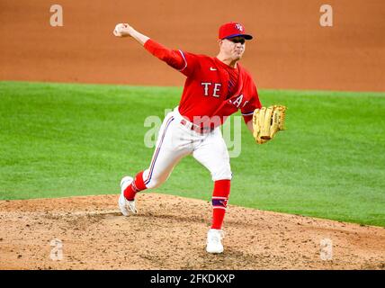 30 avril 2021: Le lanceur de secours des Texas Rangers Brett de Geus #56 vient en secours lors d'un match de MLB entre le Boston Red Sox et les Texas Rangers au Globe Life Field à Arlington, TX Boston a battu le Texas 6-1 Albert Pena/CSM Banque D'Images