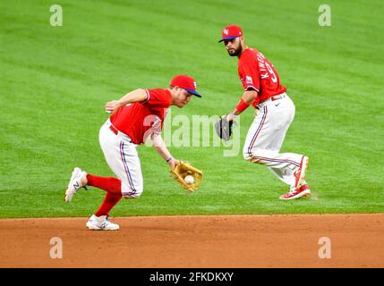 30 avril 2021 : le troisième baseman des Texas Rangers Brock Holt #16 fait une balle de terrain pour une sortie lors d'un match MLB entre le Boston Red Sox et les Texas Rangers au Globe Life Field à Arlington, TX Boston a battu le Texas 6-1 Albert Pena/CSM Banque D'Images