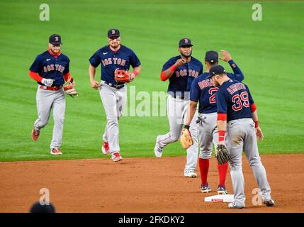 30 avril 2021 : le Boston Red Sox célèbre une victoire après un match MLB entre le Boston Red Sox et les Texas Rangers au Globe Life Field à Arlington, Texas Boston a battu le Texas 6-1 Albert Pena/CSM Banque D'Images