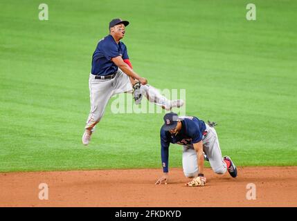 30 avril 2021 : Boston Red Sox troisième baseman Rafael Devers #11 jette sur Boston Red Sox shortstop Xander Bogaerts #2 vers la première base pour une sortie lors d'un match MLB entre le Boston Red Sox et les Texas Rangers à Globe Life Field à Arlington, TX Boston a battu Texas 6-1 Albert Pena/CSM Banque D'Images