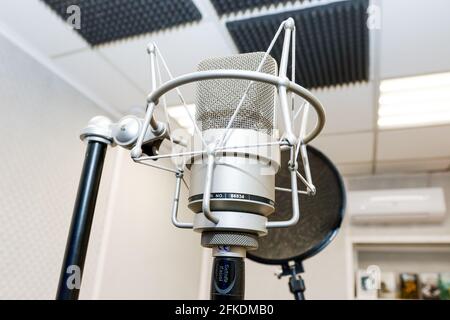 Dans un studio d'enregistrement, le microphone professionnel pour l'enregistrement en studio, l'enregistrement sonore de films. Banque D'Images