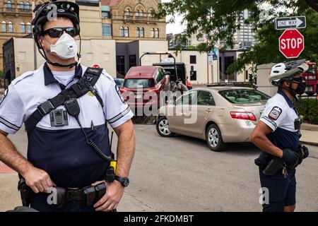 Columbus, Ohio, États-Unis. 31 juillet 2020. La police de Columbus garde lors d'une manifestation contre la brutalité de la police et l'ordre fraternel de la police.Black Lives Matter des activistes ont protesté contre la brutalité de la police dans le stationnement de l'ordre fraternel de police, bloquant certaines entrées dans les parkings avec des voitures. Après un certain temps, les policiers de Columbus ont commencé à remorquer des voitures qui bloquaient les entrées des parkings et des rues. Quelques manifestants ont été arrêtés et du poivre pulvérisé dans leurs efforts pour empêcher la détention des voitures. (Credit image: © Stephen Zenner/SOPA Imag Banque D'Images