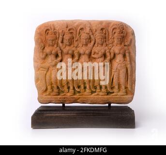 Groupe de statue de danse apsara sur une base en bois comme souvenir pour les touristes sur fond blanc. Banque D'Images