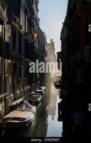 Plan vertical de bateaux amarrés sur un canal à Venise, Italie Banque D'Images