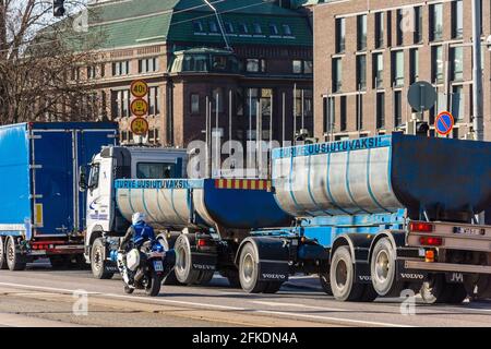 Manifestation du producteur de tourbe et du transporteur avec des camions dans la rue Mannerheimintie Devant la maison du Parlement à Helsinki, en Finlande Banque D'Images