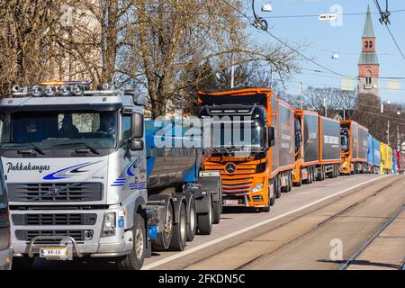Manifestation du producteur de tourbe et du transporteur avec des camions dans la rue Mannerheimintie Devant la maison du Parlement à Helsinki, en Finlande Banque D'Images